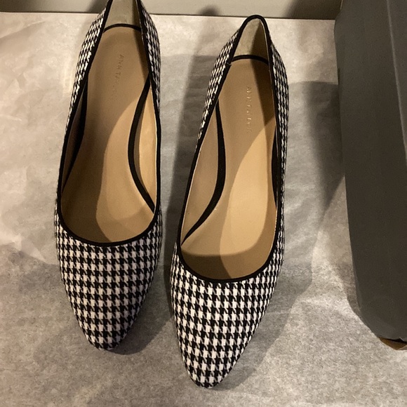 Beautiful  Mid Block Heels 👠 Flats, size -7, Color Black/White Houndstooth - Picture 6 of 10